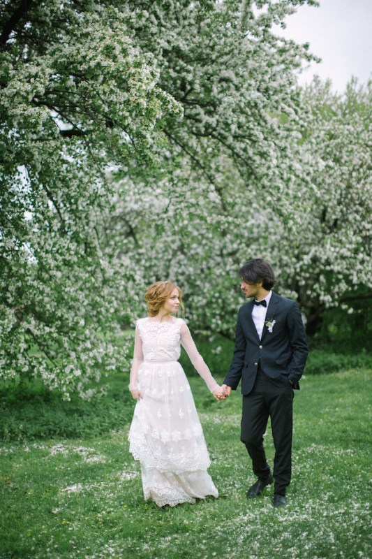Romantic white wedding inspirational shoot in a blossoming garden  14