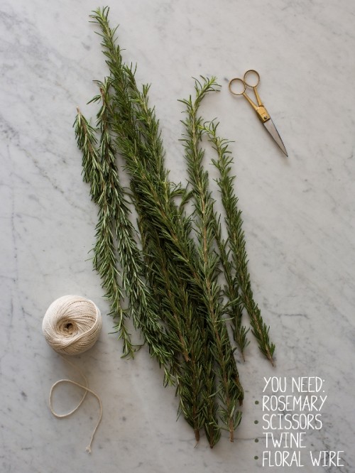 Rustic Diy Rosemary Wreath Place Cards For Your Winter Wedding