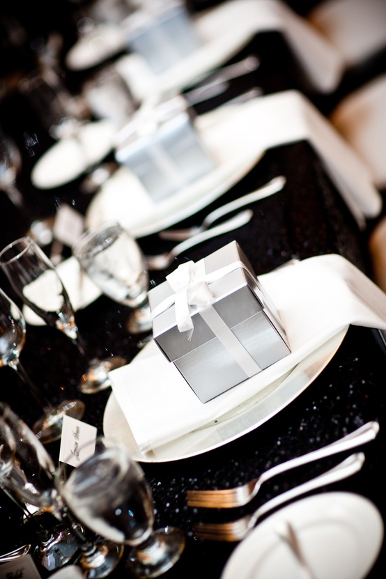 Silver favor boxes, chargers and cutlery for adding a frozen touch to your wedding reception space