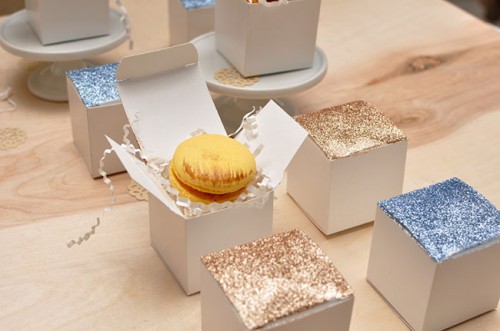 DIY Glitter Top Favor Boxes (via greenweddingshoes)