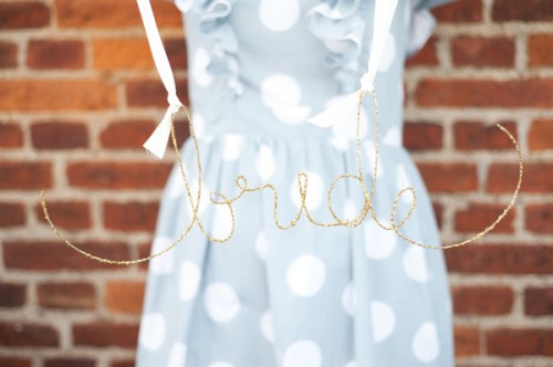 DIY Glittered Wire Name Signs (via ohhappyday)