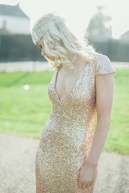 a shiny and sparkling gold glitter wedding dress with cap sleeves, a deep V-neckline and a 20s headpiece are an awesome combo