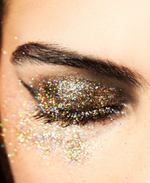 sparkling gold smokey eyes are amazing to rock at a glam wedding, if you are having a party celebration, this is it