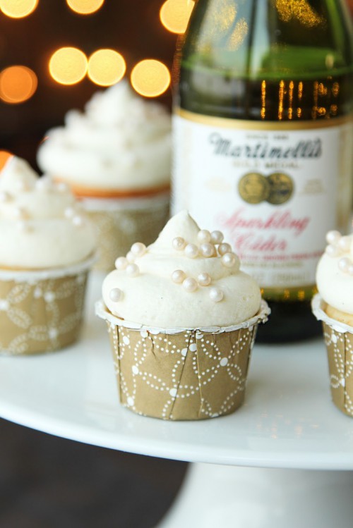 cupcakes topped with edible pearls are very exquisite and glam and will match a glam or a NYE wedding
