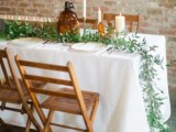 a green table runner on a white tablecloth is a great idea for many weddings, and it looks very fresh