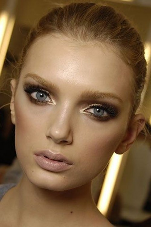 smokeys with gold metallic eyeshadow and a glossy nude lip compose a lovely holiday wedding makeup you can try
