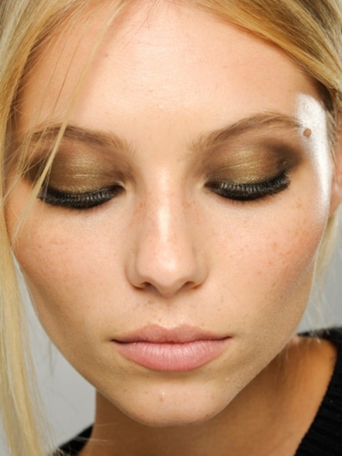gold metallic eyeshadow works nice with lash extensions and a nude lip, and the accent goes to the eyes