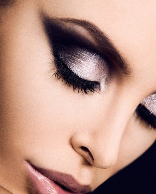 jaw-dropping black and silver smokeys with lash extensions will make your NYe bridla look unforgettable and very statement-like