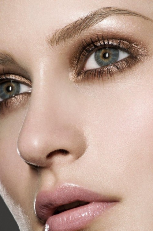 gold metallic eyeshadow makes your look shiny and catchy, add a glossy lip and shine at a winter or Christmas wedding
