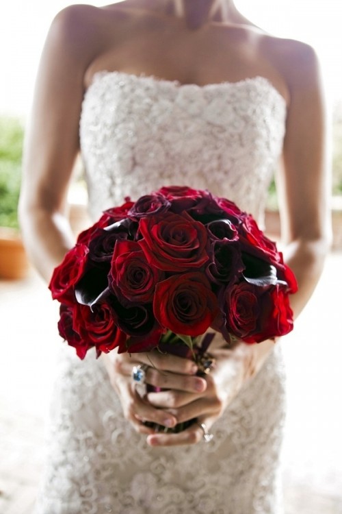 a deer red rose and deep purple callas wedding bouquet is a lovely and bold idea for a Valentine bride, it looks refined and decadent