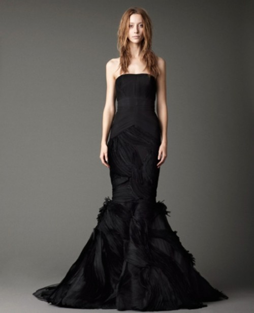 a strapless mermaid wedding dress with a ruffle tail with a train is a very stylish solution for a modern wedding