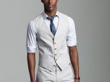 a super comfy summer groom’s look with a white suit with a waistcoat, a white shirt and a blue tie
