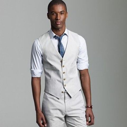 a super comfy summer groom's look with a white suit with a waistcoat, a white shirt and a blue tie