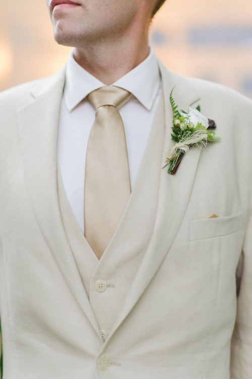 a neutral and formal groom's look with three pieces, a neutral tie and a white shirt for a more formal summer wedding
