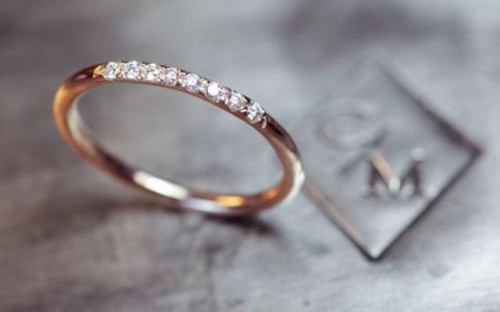 a minimalist gold wedding band with diamonds is a chic and stylish accessory for the wedding