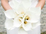 a refined minimalist wedding bouquet of white callas is an idea that always works