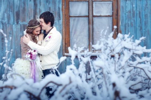 Tender And Cozy Snowy Wedding Photo Shoot