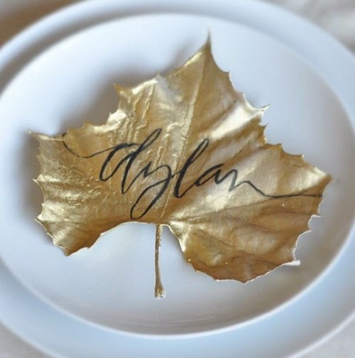 a gold faux leaf as a place card is a great idea for any fall wedding including a Thanksgiving one