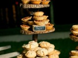 a wood slice stand with mini homemade pies can be a nice idea for a rustic wedding in the fall or winter, and it’s perfect for Thanksgiving