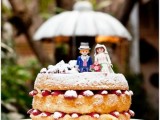 a naked mini wedding cake with strawberries and topped with berries and LEGO cake toppers is a lovely and fun solution for a wedding, you can DIY one