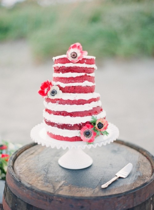 a red velvet wedding cake with red and white blooms is a colorful and chic idea for a summer or fall wedding, it will bring a lot of color