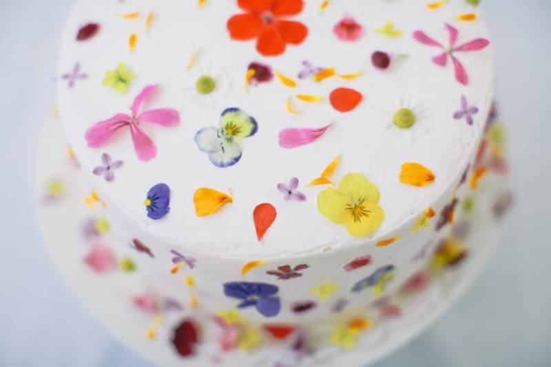 The hottest 2015 wedding trend 25 lovely flowerfetti wedding cakes  10