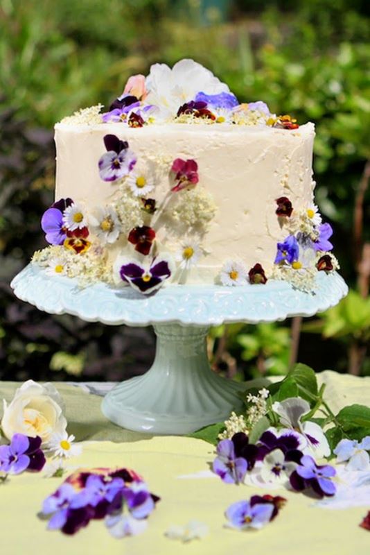 Picture Of the hottest 2015 wedding trend 25 lovely flowerfetti wedding cakes  17