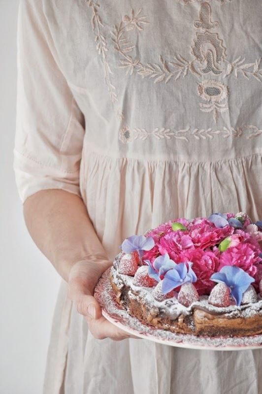 The hottest 2015 wedding trend 25 lovely flowerfetti wedding cakes  21