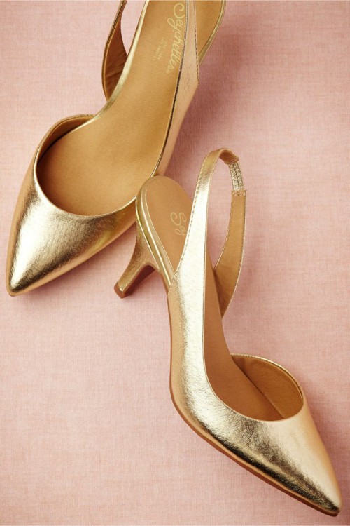 shiny gold wedding slingbacks with kitten heels will be comfortable for walking, will add a shiny touch to the look and will bring a bit of timeless color