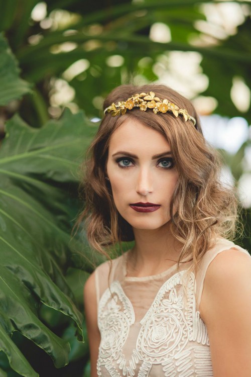 a small and delicate gold floral crown won't wither on a hot day and will add a refined shine to your bridal look