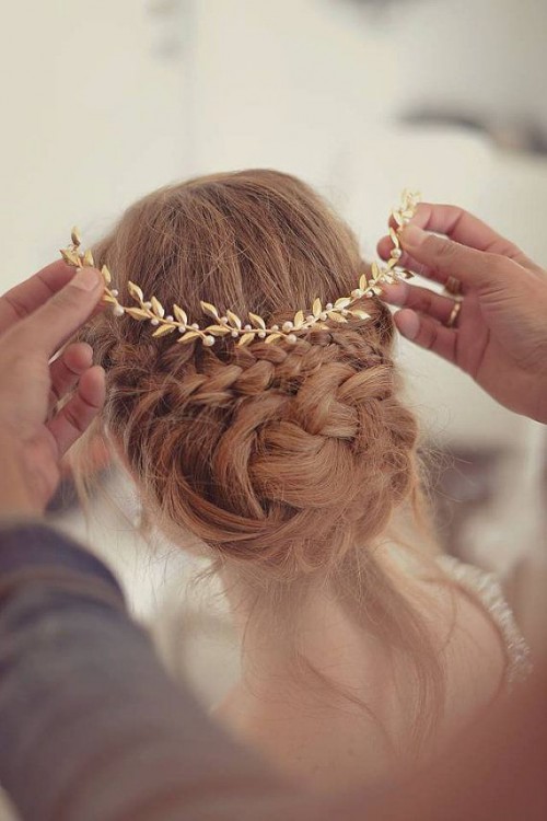 a small gold leaf and pearl headpiece will be a beautiful idea for a refined summer or fall bride, it will add a pretty and delicate touch to the look
