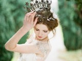a catchy crown with several rows of stars is a fantastic accessory for a bride, perfect for a refined or fairy-tale wedding