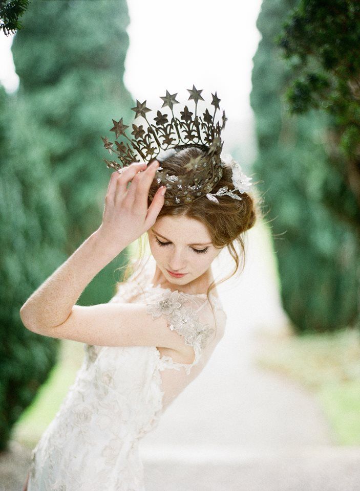 A catchy crown with several rows of stars is a fantastic accessory for a bride, perfect for a refined or fairy tale wedding