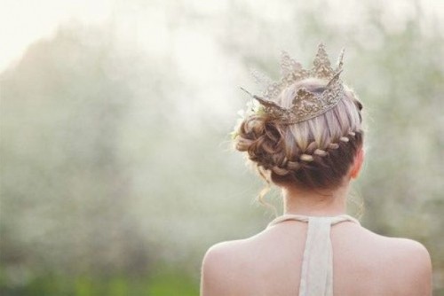 a large dark gold crown with curved petals is a gorgeous idea for a modern princess bride, it will make your look royal