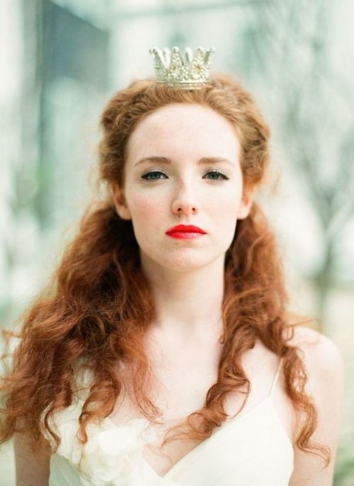 a small and cute gold bridal crown is a lovely idea for a wedding, perfect for a fairy-tale bride
