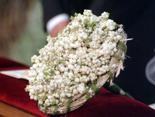 an unusual winter wedding bouquet made of white berries, greenery and whitewashed vine is a gorgeous idea for a frozen winter wedding