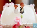 little cake toppers styled as Japanese kokeshi dolls are a bold solution for a couple that loves Japanese culture and wants to give it a nod