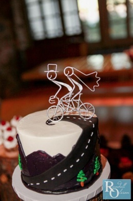 wire bike riders cake topper is ideal for a couple that enjoys this kind of sport and it looks fun and cool