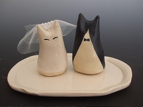 gorgeous Japanese-style porcelain cats showing a bride and a groom are a fantastic idea for a modern wedding, will also fit a black and white one with a touch of fun