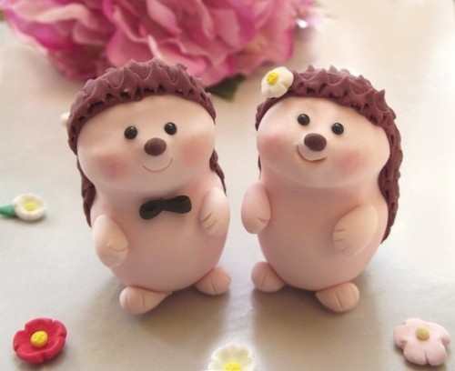 small and cool hedgehog cake toppers showing a bride and a groom will be great for a woodland wedding with a touch of fun