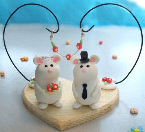lovely clay mice cake toppers showing a bride and a groom are amazing for rocking them on your cake and will add a touch of cuteness