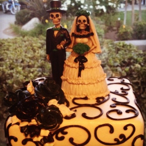 creative skeleton getting married cake toppers showing off a bride and a groom are amazing for a Halloween or Day of the Dead wedding