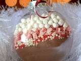 sheer ornaments filled with hot cocoa mix are great to give themm as favors, they are very cozy and won’t cost a lot