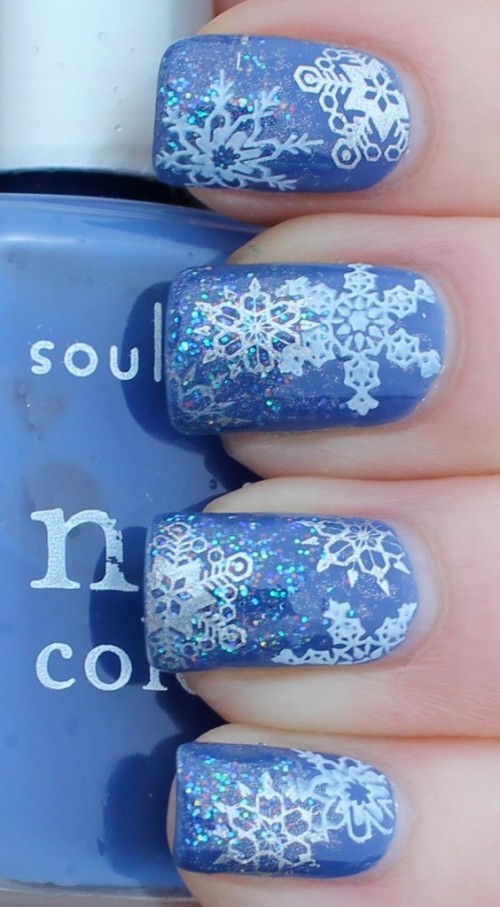 a blue winter wedding manicure accented with white snowflakes is a lovely idea for a winter wedding