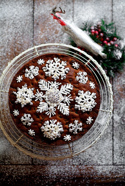 a homemade pie with white glazed snowflakes is a lovely idea for a wedding, it can be a nice alternative to a usual wedding cake