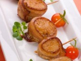 wrapped bacon slices filled with pate and placed on skewers is a very nutricious idea for a winter wedding