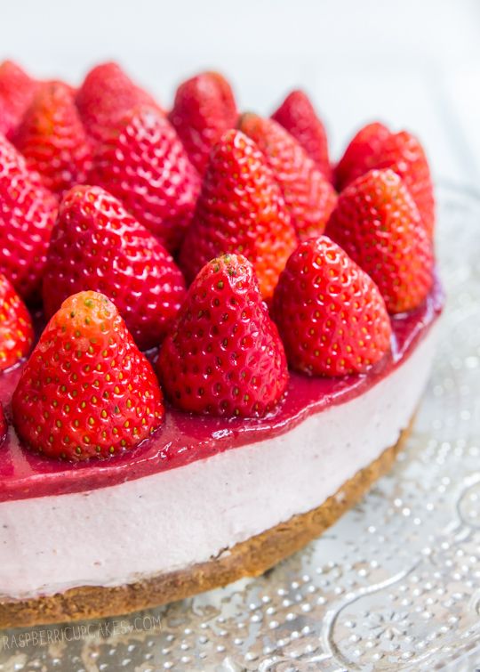 A strawberry wedding cheesecake with fresh berries is a delicious dessert for every wedding