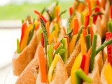 buns with fresh veggies are a delicious appetizer idea, healthy, light and timeless, suitable for a vegan wedding